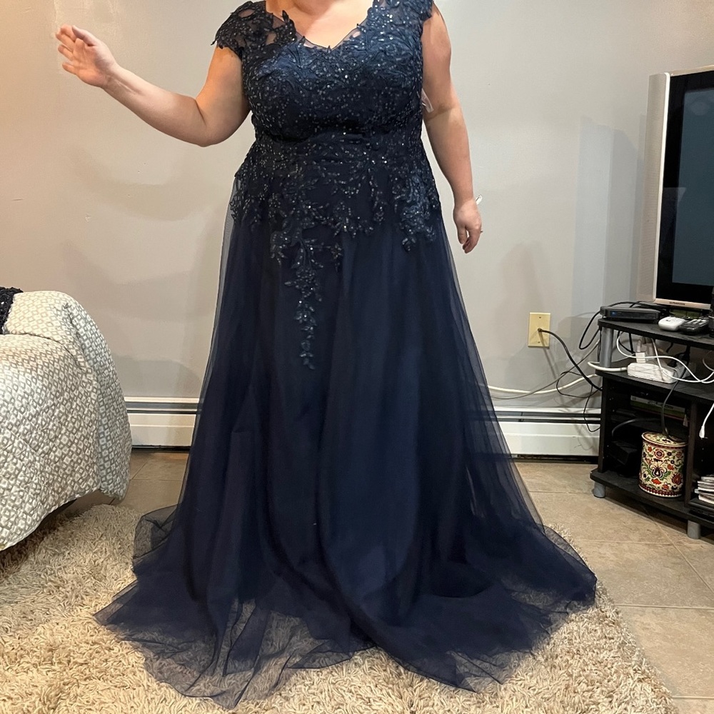 NWT. Gorgeous navy blue evening gown. JJs House size 20.
